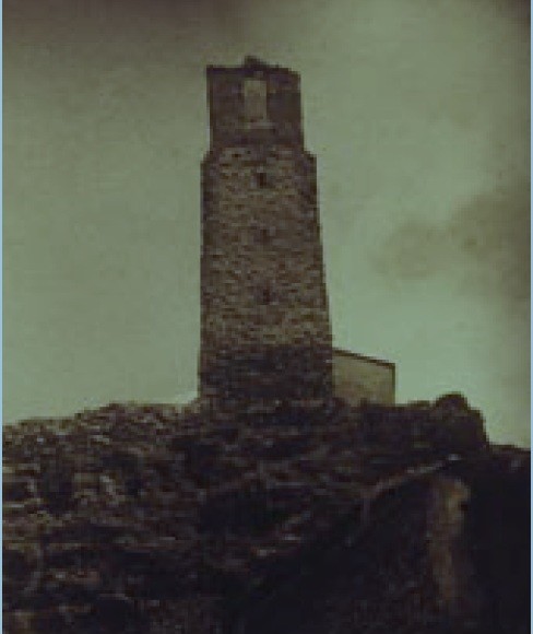 03 Torre del espaldato castiello de Abanto. Torre del derruido castillo de Abanto