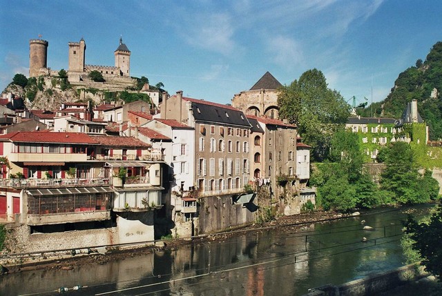 El río Ariège, Foix y al fondo su castillo (Francia). L´arriu Ariége, Foix e lo suyo castiello (Oczitania)