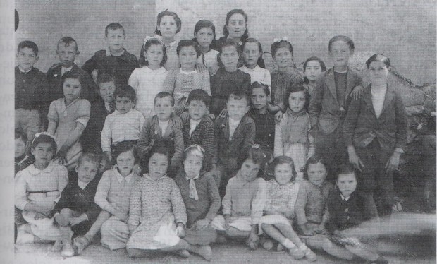 Niños y niñas de Pardos con su maestra. Foto del libro de  José Á. Urzay Barrios, "Cultura popular comunidad Calatayud"