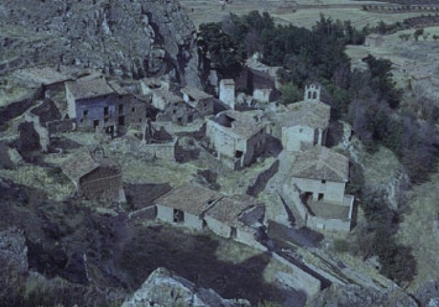 18 La aldea despoblada de Pardos desde el Castillo. L'aldea espoblata de Pardos dende o Castiello