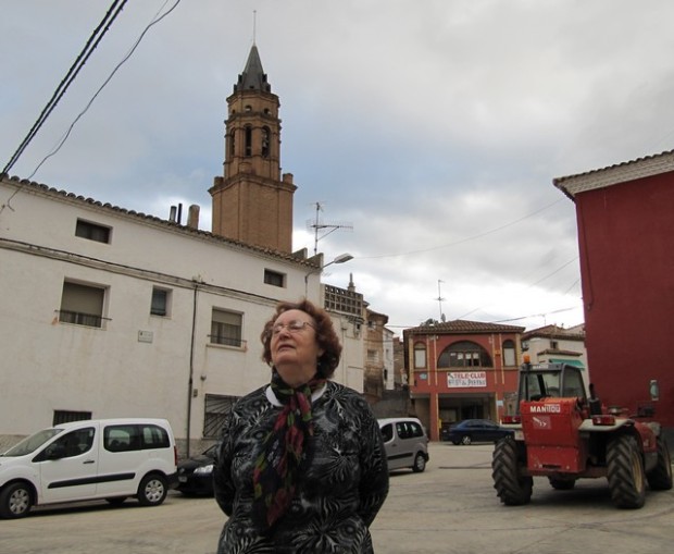 Plaza de España de El Frasno, delante Ángeles Gil, madre de M. Pérez en octubre de 2012. Plaza d´España d´El Fraxno, debán Angeles Gil, mai de M. Pérez. Otubre de 2012