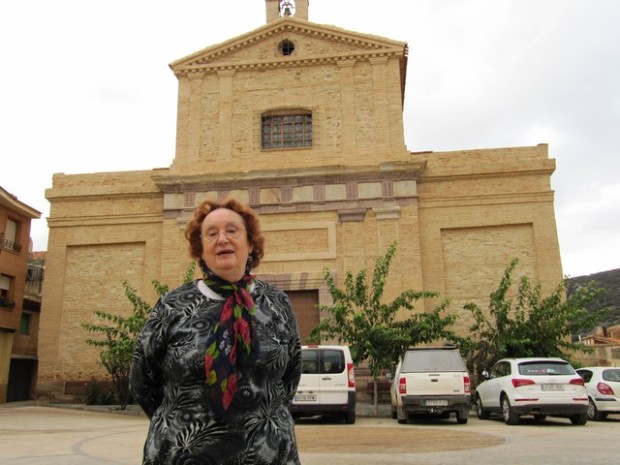 Ángeles Gil, madre de M. Pérez, delante de la Iglesia de la Asunción de El Frasno en octubre de 2012.  Angeles Gil, mai de M. Pérez, debán d´a ilesia de l´Asunzión d´El Fraxno. Otubre de 2012